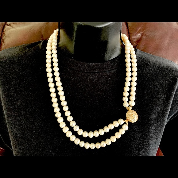Real Pearl Necklace With Diamonds and Gold Clasp - Picture 3 of 16